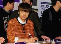 [포토]꽃미소 날리며 싸인하는 '우영'