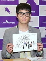 [포토]찬성, '싸인도 얼굴만큼 훈훈~!'