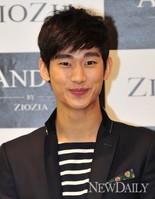 [포토]팬들과 만나는 '김수현', 명품 미소 발산!(지오지아 팬사인회)