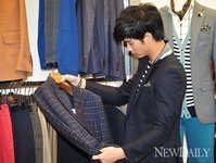 [포토] 옷 구경하는 김수현, 