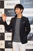 [포토]팬 들에게 손흔드는 '김수현'(지오지아 팬사인회)