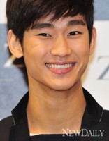 [포토]환하게 웃는 김수현(지오지아 팬사인회)