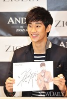 [포토]김수현, '사인도 잘생겼네~!!'(지오지아 팬사인회)