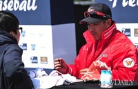 [포토]사인하는 SK '정근우' 선수(프로야구미디어데이)