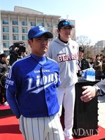 [포토]사인회에 참석한 선수들(프로야구미디어데이)