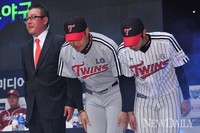 [포토]인사하는 LG 트윈스 선수들, '인사도 쌍둥이 처럼'(프로야구미디어데이)