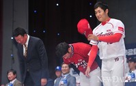 [포토]인사하는 '기아타이거즈' 선수와 감독(프로야구미디어데이)