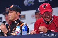 [포토]턱돌이 얘기에 '빵' 터진 '서재응'선수(프로야구미디어데이)