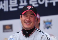 [포토]활짝 웃는 LG'봉중근' 선수(프로야구미디어데이)