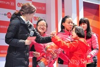 [포토]김연아, '얼굴만큼 마음도 아름다워~'