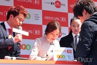 [포토]정성스럽게 싸인하는 김연아~!