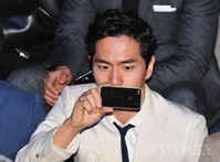 [포토]이진욱, '패션쇼 많은 인파 나도 신기~!'