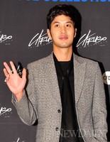 [포토]김지석, '훈훈한 손인사~!'