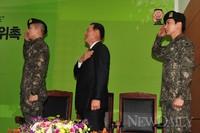 [포토]국기에 대한 경례하는 '상추-박창명 병무청장-이특'