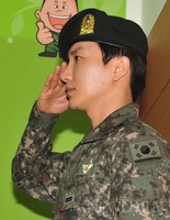 [포토]국기에 대한 경례 이 남자가 하면 다르다~!(이특) 