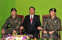 [포토]'박창명 병무청장' 옆에 각잡고 있는, '상추-이특'