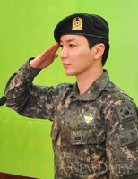 [포토]이특, '칼각 경례~!'