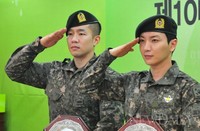 [포토]상추-이특, '45도 경례의 정석~!'