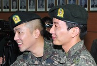 [포토]팬들과 반가운 인사하는 '상추-이특'