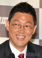 [포토]안경현 해설위원, '안철수씨가 시구 해주면 감사~!'