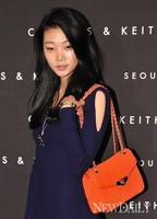 [포토]모델 여연희, 눈에 띄는 오렌지백(찰스앤키스)