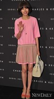 [포토]핑크 원피스 입고 나들이 나온 '조윤희'(CHARLES&KEITH)