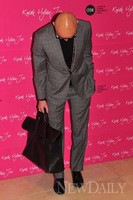 [포토]홍석천, '인사하는데 보는 사람은 민망~'