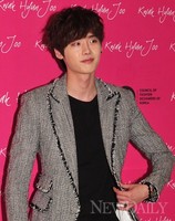 [포토]이종석, '옷만 고쳐 입어도 모델포즈 같아~!'