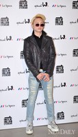 [포토] 찢어진 청바지에 가죽 재킷..독특한 선글라스가 포인트(옵티칼W)