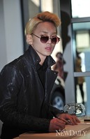 [포토] 사인하다 힐끔 보는 샤이니'키'