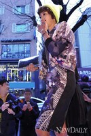 [포토]변정수, 가로수길 나들이(스타카토)