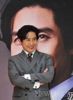 [포토]신하균, '선거포스터 앞에서 한장~!'