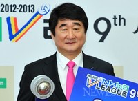[포토]남자배구 신치용 감독, '우승감독상 수상~!'