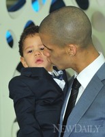 [포토]V리그 MVP 레오, '아이에게 키스~!'