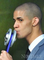 [포토]VIP트로피에 키스하는 배구선수 '레오'