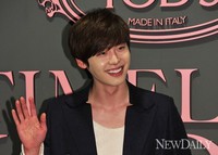 [포토]활짝 웃는 '이종석', '女심 흔들~'(다이애나 왕세자비 사진전)