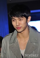 [포토]트랜디한 코트 입고 입장하는 '슬옹'(다이애나 왕세자비 사진전)