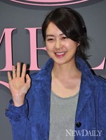 [포토]활짝 웃는 이요원, '30대 맞어?'(다이애나 왕세자비 사진전)