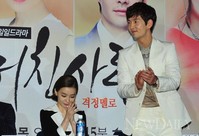 [포토]허태희, '감독님 입장에 벌떡 일어나 박수~!'