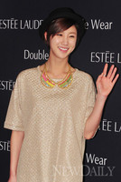 [포토]상큼한 손인사 하는 '이수경'