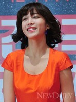 [포토]전국노래자랑, 이초희 '오랜지빛 봄처녀~!'