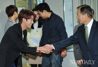 [포토]광희, 총장님과 악수하고 하이파이브까지!!(홍보대사위촉식)