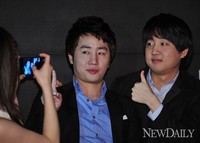 [포토]기념사진 찍는 '홍진호-이준석'(더 지니어스)