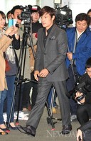 [포토]이병헌, 등장에 베가 아이언 공개현장 '술렁술렁'