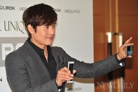 [포토]이병헌 두 손엔 갤럭시S4 맞설 '베가 아이언'