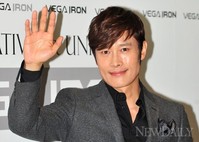 [포토]이병헌, '멋진 손인사의 정석~!'