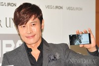 [포토]베가아이언, '이병헌 만큼 매력적인 스마트폰'