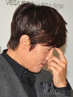 [포토]베가 아이언, 5인치 스마트 폰 시장 '출렁출렁'(베가 아이언 모델 이병헌)