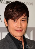 [포토]베가 아이언, '메탈링 디자인 이병헌과 딱이네~!'