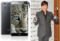 [포토]이병헌이 든 폰이 바로 '베가 아이언'